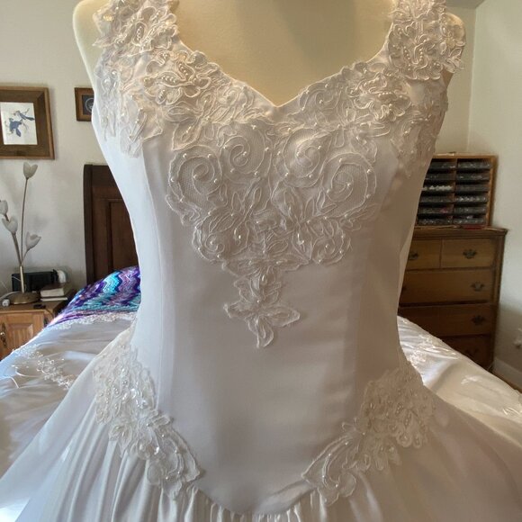 8) Wedding Gown: White Princess - Picture 7 of 10